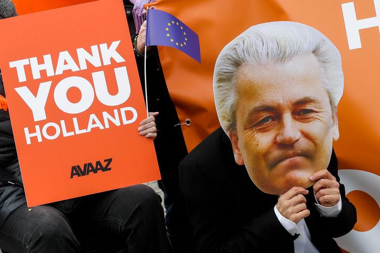 I Berlin fejrede aktivister det hollandske valgresultat iført Geert Wilders-maske.  