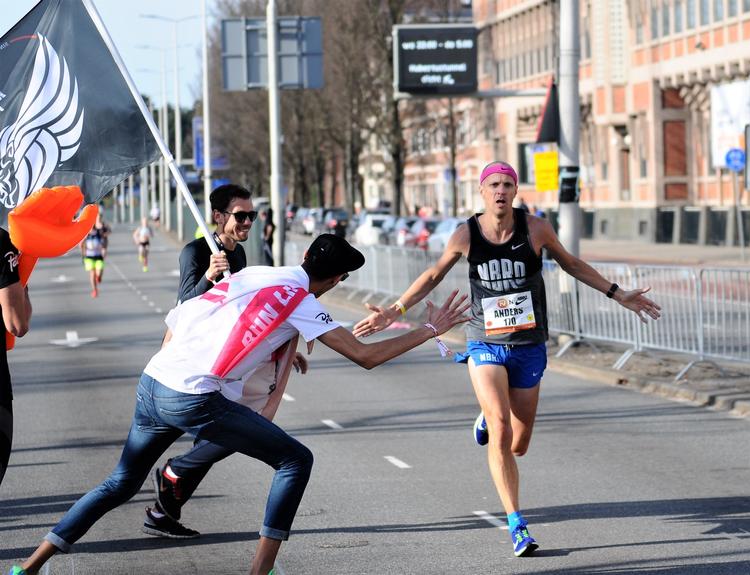 Den sidste kilometer gør altid ondt. Men hvorfor udsætter vi os frivilligt for lidelse? Politiken beder læserne om hjælp. Læs i faktaboksen til denne artikel, hvordan du kan være med. 