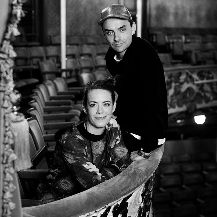 Simon Kvamm leverer musikken, og Marie Koldkjær Højlund synger. 