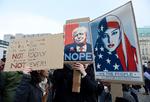 Demonstranter foran den amerikanske ambassade i Berlin, der opponerer imod Donald Trumps indrejseforbud. Også den tyske kansler, Angela Merkel har angrebet det nye amerikanske indrejseforbud. 