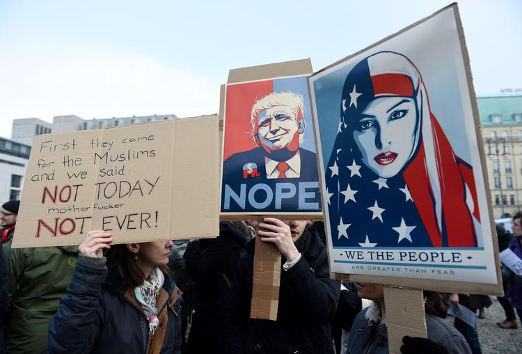 Demonstranter foran den amerikanske ambassade i Berlin, der opponerer imod Donald Trumps indrejseforbud. Også den tyske kansler, Angela Merkel har angrebet det nye amerikanske indrejseforbud. 