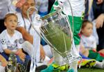 Pokalen, som det hele drejer sig om. Sidste år var det Real MAdrids anfører Sergio Ramos, der modtog den. 