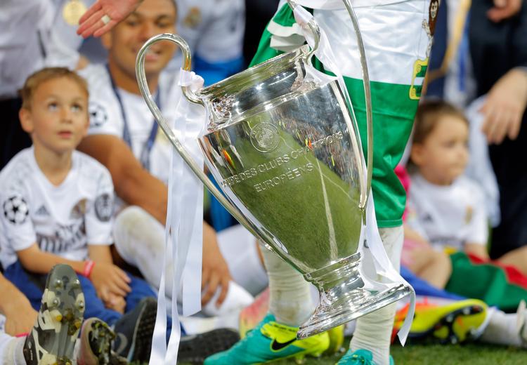 Pokalen, som det hele drejer sig om. Sidste år var det Real MAdrids anfører Sergio Ramos, der modtog den. 