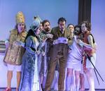 Karakterer fra Francois Gerards store 1800-talsmaleri af Karl 10.'s kroning samlet om barytonen Nicola Ulivieri som Don Profondo. 