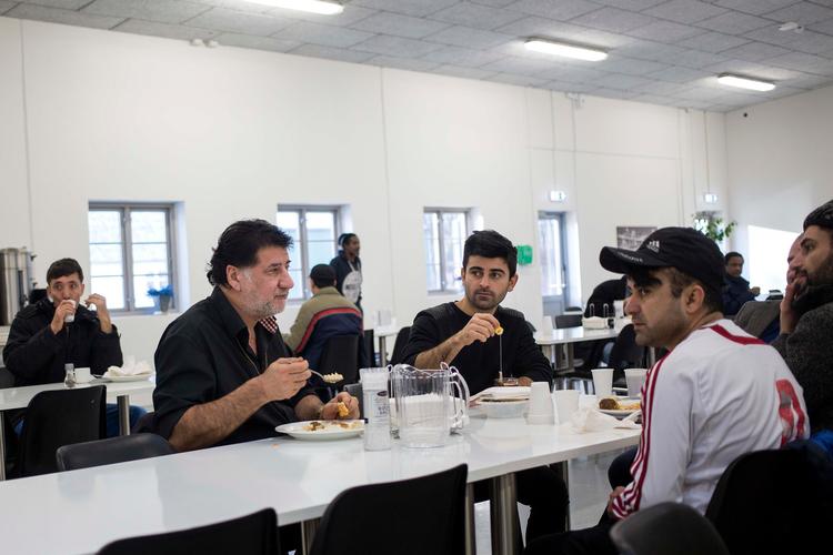 På udrejsecenteret Kærshovedgård ved Ikast er anbragt udviste udlændinge på tålt ophold. En række af dem har fået ophævet deres opholdspligt, lyder det i et brev fra Udlændinge- og integrationsministeriet. Personerne på billedet fra udrejsecenteret har ikke noget med den konkrete sag at gøre. 