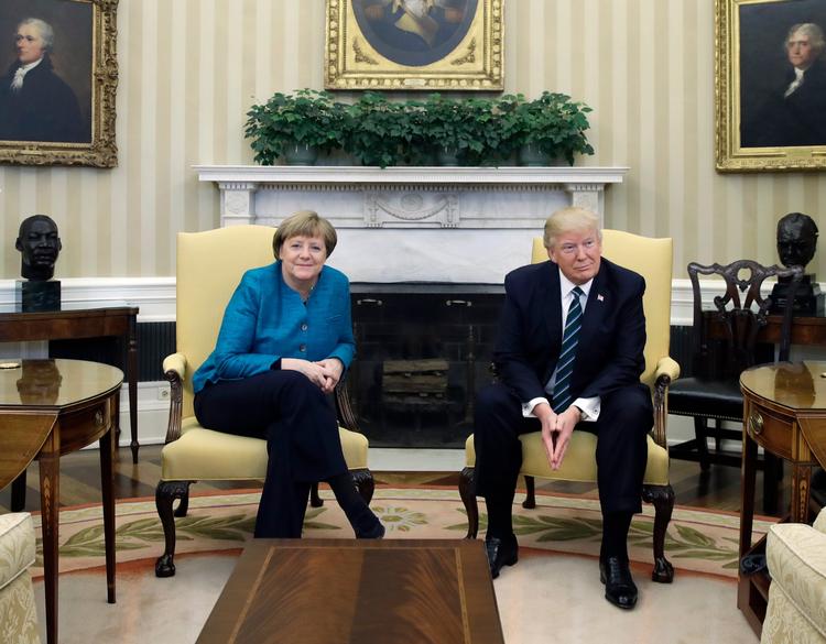 Fotoseancen mellem præsident Donald Trump og den tyske kansler Angela Merkel i Det Hvide Hus endte fredag akavet, da Trump trods opfordringer ikke gav hånd til Merkel.  