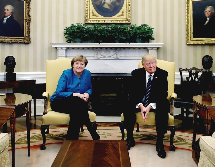 Hygge ved pejsen. Der synes at være en verden mellem Angela Merkel og Donald Trump i Det Ovale Værelse. 