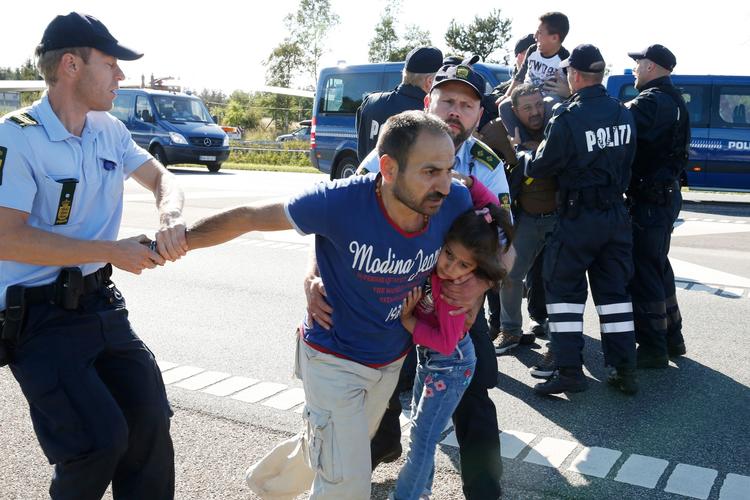 Det er blandt andre disse to betjente i forgrunden, som advokat Hanne Rahbæk gerne vil have identificeret, så de kan optræde som vidner. 