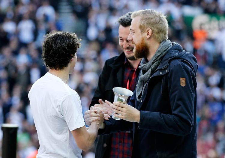 FCK's Thomas Delaney blev pokalfighter i finalen 2015, som københavnerne vandt over hedengangne FC Vestsjælland, og fik overrakt pokalen af Årets Sportsjournalister dengang Jeppe Laursen Brock (til højre) og Christian Heide Jørgensen fra Politiken. 