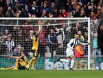 Hal Robson-Kanu (th.) bragte West Bromwich foran2-1 på en kontroversiel scoring. Arsenal-spillerne mente, der var offside. 