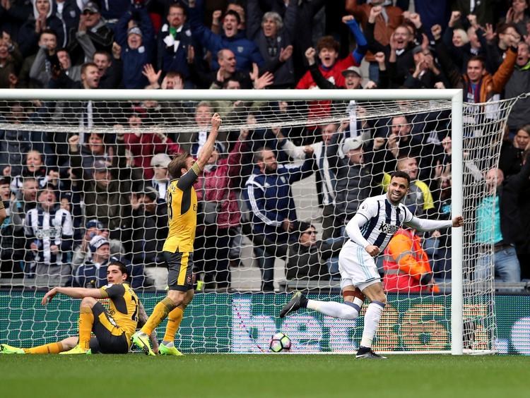 Hal Robson-Kanu (th.) bragte West Bromwich foran2-1 på en kontroversiel scoring. Arsenal-spillerne mente, der var offside. 