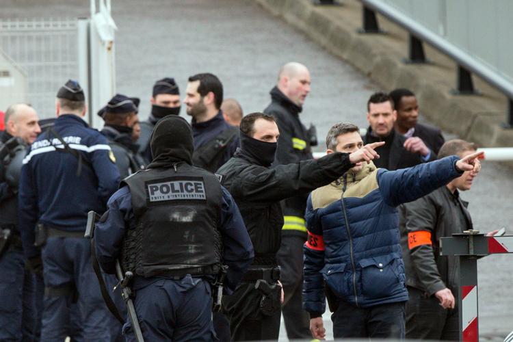 François Hollande, har rost specialstyrkernes hurtige indsats i lufthavnen for »deres vilje til at handle resolut og til at bekæmpe terrorisme, forsvare vores landsmænds sikkerhed og sikre beskyttelse af området«. 