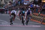 Peter Sagan (tv) og Michal Kwiatkowski i den knivskarpe opløbsdyst. Få øjeblikke senere er de to tæt på at styrte foran Julian Alaphilippe. Foto: La Presse - D'Alberto/Ferrari. 