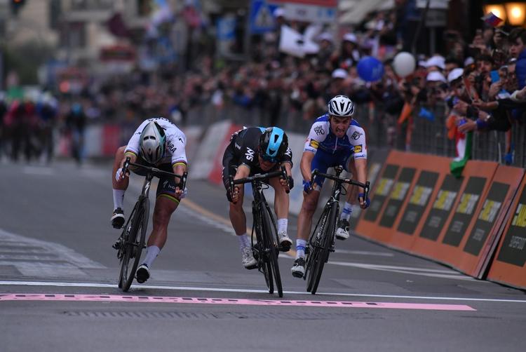 Peter Sagan (tv) og Michal Kwiatkowski i den knivskarpe opløbsdyst. Få øjeblikke senere er de to tæt på at styrte foran Julian Alaphilippe. Foto: La Presse - D'Alberto/Ferrari. 