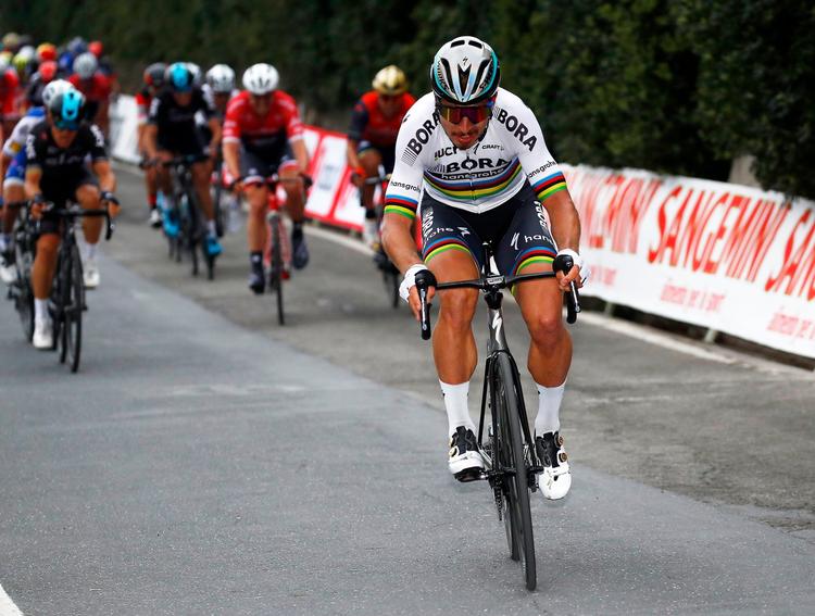 Her indleder Sagan den offensiv på Poggio, som ganske vist ikke førte til sejr i Milano-Sanremo, men sendte ham op på WorldTourens førsteplads. Foto: La Presse - D'Alberto/Ferrari. 