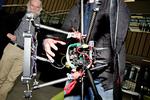 Et hold af studerende og robotingeniører deltog til en stor robotkonkurrence i Abu Dhabi. Her tester de på DTU deres rullende robot og den flyvende drone i form af en hexakopter.  