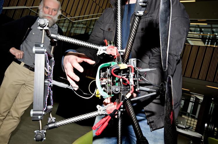 Et hold af studerende og robotingeniører deltog til en stor robotkonkurrence i Abu Dhabi. Her tester de på DTU deres rullende robot og den flyvende drone i form af en hexakopter.  