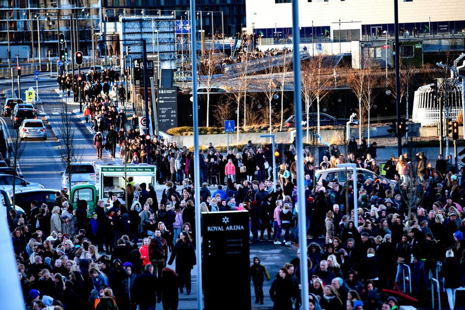 Fra omkringliggende stationer, strømmede folk til. 