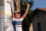 Glædestrålende modtager Cecilie Uttrup Ludwig hyldesten efter den tredjeplads i Trofeo Alfredo Binda, som atter sendt hende til tops i WorldTourens ungdomskonkurrence. Foto: Sean Robinson/Velofocus. 