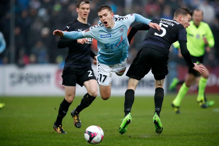  Randers FCs Kasper Enghardt og Mads Agesen i færd med at fælde Sønderjyskes Mikael Uhre. 