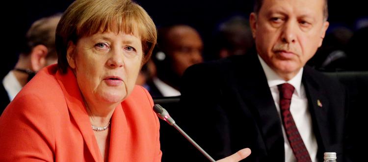 I maj 2016 deltog Angela Merkel og Recep Tayyip Erdogan til FN’s humanitære topmøde i Istanbul. Søndag sagde Erdogan, at Merkel bruger »nazimetoder«. 