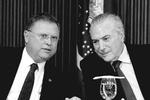 Brasiliens præsident, Michel Temer, (th) taler med landbrugsminister  Blairo Maggi under krisemødet.  