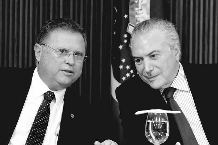 Brasiliens præsident, Michel Temer, (th) taler med landbrugsminister  Blairo Maggi under krisemødet.  