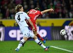 Jannik Vestergaard forsøgte, men kunne ikke forhindre Thomas Mûller i at score Bayern Münchens sejrsmål.  