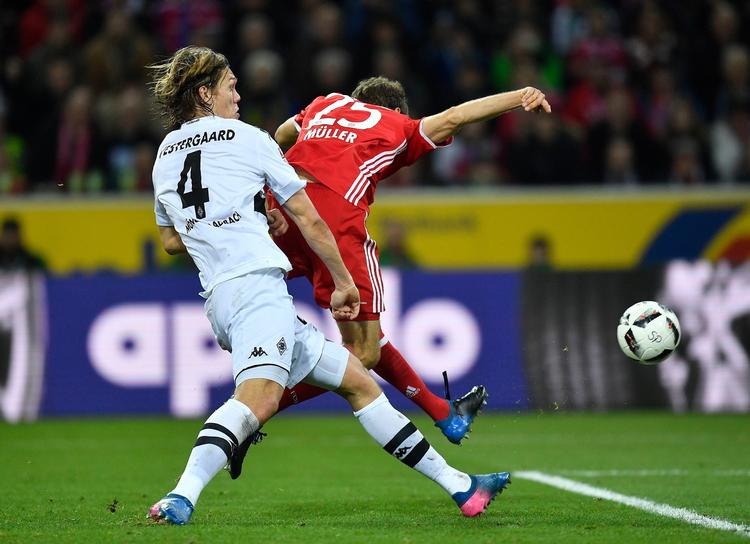 Jannik Vestergaard forsøgte, men kunne ikke forhindre Thomas Mûller i at score Bayern Münchens sejrsmål.  