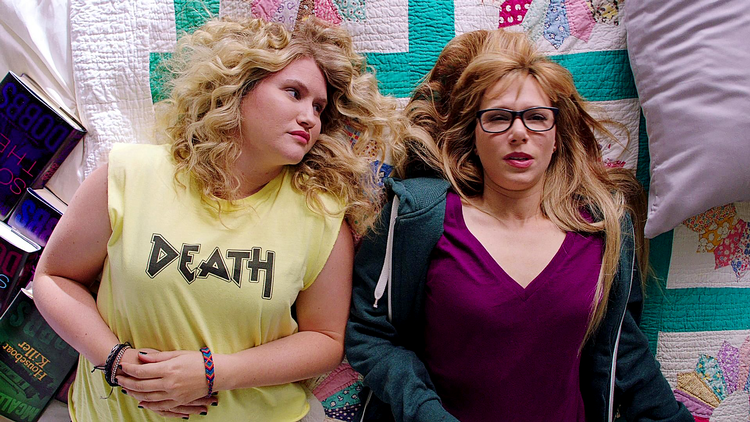Jillian Bell som Gene og Charlotte Newhouse som Billy. 