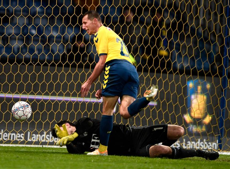 Et hovedstødsmål fuldendte Kamil Wilczeks første hattrick for Brøndby, da Jesper Hansen og Lyngby blev besejret 3-2. 