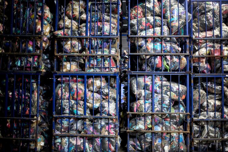 Næsten alle danske organisationer sender en del af det tøj, de modtager, til store sorteringsfabrikker som denne i Holland. 

 