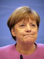 Indtil videre tier Angela Merkel og lader sin seriøse konkurrent, Martin Schulz, bade i succes, mens alle venter på et modtræk fra hende.  (AP Photo/Olivier Matthys) 