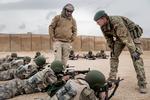 Medlemmerne af Jægerkorpset vil af sikkerhedsgrunde ikke fotograferes, her  instruerer en anden dansk soldat det irakiske grænsepoliti i skydning på Al Asad Air Base i Irak.
  