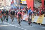 Kun knap en ringbredde skilte Davide Cimolai (th) og Nacer Bouhanni i spurten på 1. etape i Volta a Catalunya. 