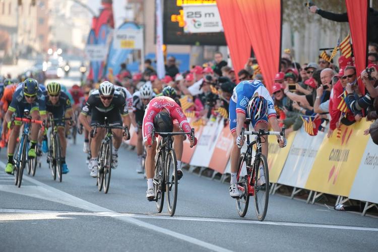 Kun knap en ringbredde skilte Davide Cimolai (th) og Nacer Bouhanni i spurten på 1. etape i Volta a Catalunya. 