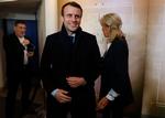 Emmanuel Macron ankommer til tv-debatten. 
