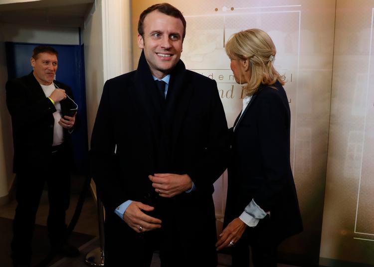 Emmanuel Macron ankommer til tv-debatten. 