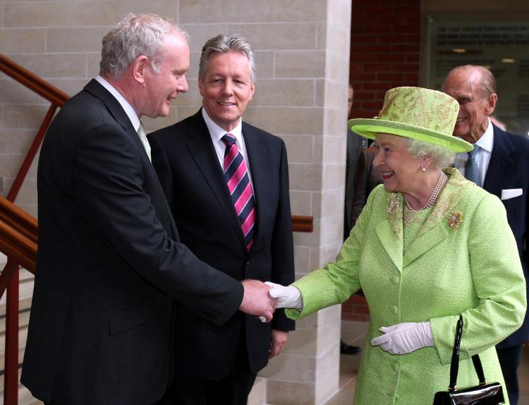 Martin McGuinness og dronning Elizabeth mødtes i 2012 og gav et historisk håndtryk.  