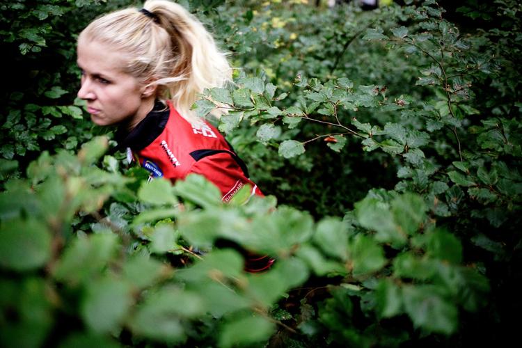 Den flerfoldige verdenesmester i orienteringsløb Maja Alm er en af de atleter, som blev beluret. I artiklen, der anbefales i bunden af denne artikel, fortæller hun om sin oplevelse.  