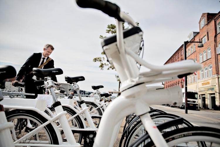 Bycyklerne bliver mere og mere populære. Nu ser det ud til, at de får lov at blive i bybilledet, selv om firmaet bag er gået konkurs.  Joachim Adrian/POLFOTO