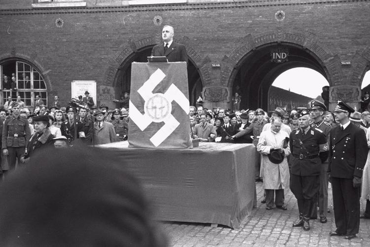 Omkring 7.000 danskere meldte sig til tysk krigstjeneste under Anden Verdenskrig. Mange af dem blev en del af Frikorps Danmark. Her er korpset på orlov fra Østfronten og gør klar til en parade gennem København, hvor naziføreren Frits Clausen talte til dem. Foto: Erik Petersen