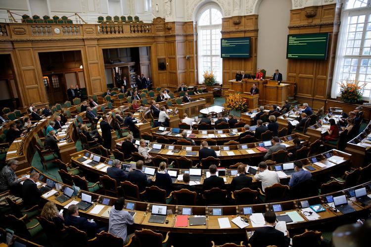 Enhedslisten har besluttet at stemme for Socialdemokratiets omstridte pensionsforslag og har samtidig valgt at sige farvel til 166.000 pensionskroner årligt.  