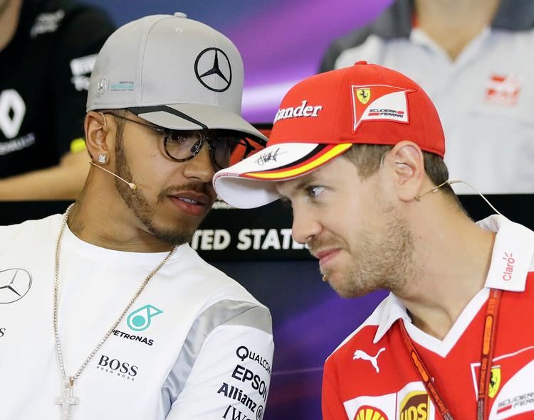 Lewis Hamilton (tv.) og  Sebastian Vettel på samme hold? De kan blive en realitet i 2018.  