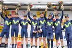 Movistar hyldes for sejren i holdløbet og lidt senere ikllædes José Joaquin Rojas (nr. 2 fra højre) førertrøjen for en kort bemærkning, inden den går videre til Alejandro Valverde (nr. 3 fra højre). Foto: Gomez Sport. 