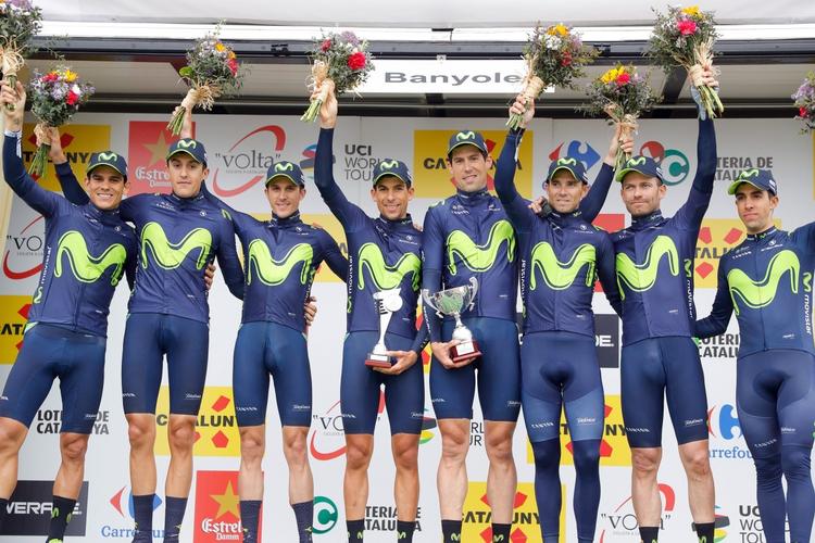 Movistar hyldes for sejren i holdløbet og lidt senere ikllædes José Joaquin Rojas (nr. 2 fra højre) førertrøjen for en kort bemærkning, inden den går videre til Alejandro Valverde (nr. 3 fra højre). Foto: Gomez Sport. 