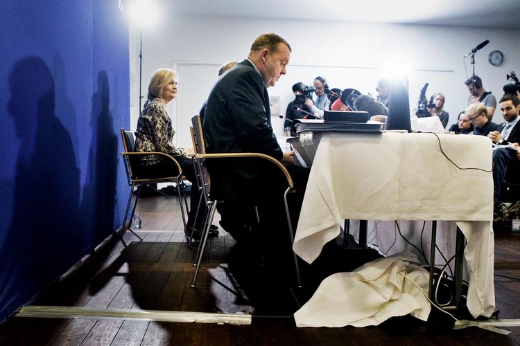 På et pressemøde i København med GGGI-direktør Howard Bamsey lægger Venstres formand Lars Løkke efter eget udsagn "alle oplysninger" om sin rejseaktivitet i klimaorganisationen GGGI (The Global Green Growth Institute) frem, efter at det er kommet frem, at han har haft rod i bilagene. 