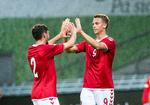 FC Nordsjællands hotte angriber Marcus Ingvartsen scorede 8 gange i kvalifikationen og blev dermed kun overgået af en tjekkisk, østrigsk og serbisk angriber. Brøndbys Frederik Holdt (tv.) ønsker tillykke med målet mod Rumænien i efteråret. Marcus Ingvartsen er dog ikke med i Spanien, da han er blevet hasteindkaldt til A-landsholdet, der er i angribernød.  