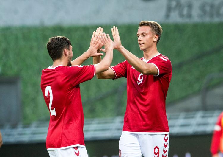 FC Nordsjællands hotte angriber Marcus Ingvartsen scorede 8 gange i kvalifikationen og blev dermed kun overgået af en tjekkisk, østrigsk og serbisk angriber. Brøndbys Frederik Holdt (tv.) ønsker tillykke med målet mod Rumænien i efteråret. Marcus Ingvartsen er dog ikke med i Spanien, da han er blevet hasteindkaldt til A-landsholdet, der er i angribernød.  
