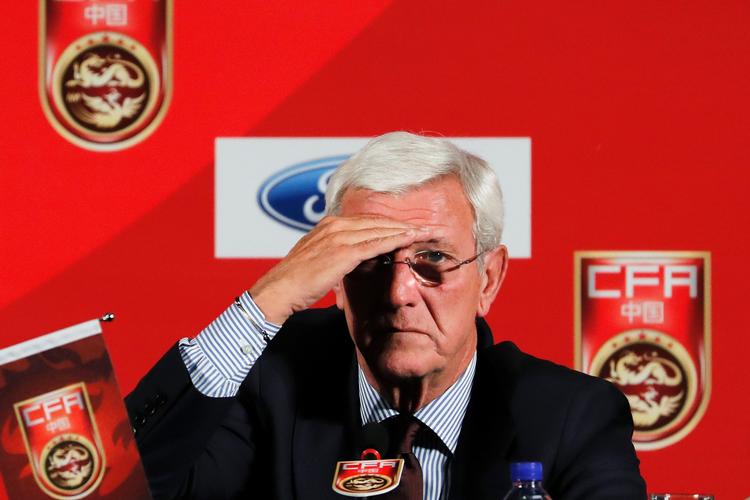 68-årige Marcello Lippi har haft en forrygende trænerkarriere hos både Juventus og det italienske landshold. Men i Kina er det efter klubsucces blevet en næsten umulig opgave med landsholdet.  